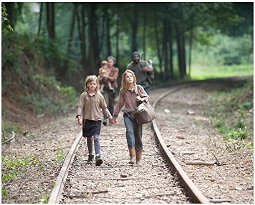 Yürüyen Ölüler Carol, Tyreese, Lizzie ve Mika tren raylarında yürüyor 8 x 10 inç Fotoğraf