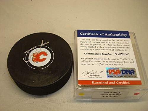 Johnny Gaudreau İmzalı Calgary Flames Hokey Diski İmzalı PSA / DNA COA 1B İmzalı NHL Diskleri