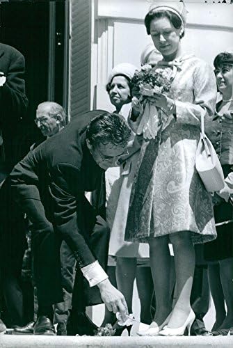 Prenses Margaret'in vintage fotoğrafı, Snowdon Kontesi buket tutuyor ve yerden yaprak toplayan adam.